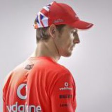 Jenson Button con el atuendo de la victoria de McLaren