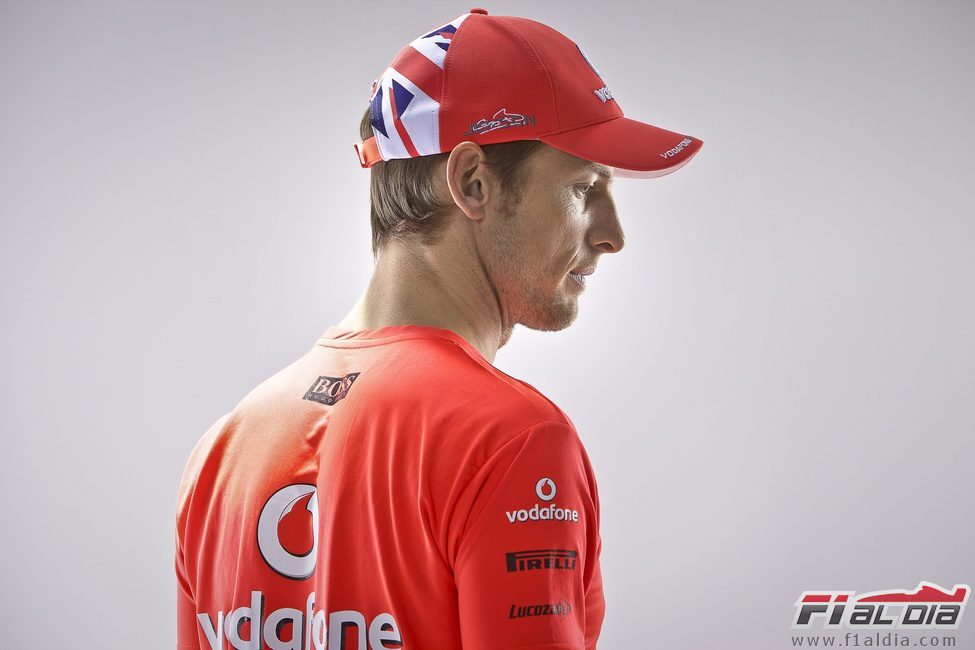 Jenson Button con el atuendo de la victoria de McLaren