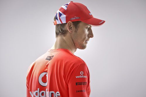 Jenson Button con el atuendo de la victoria de McLaren