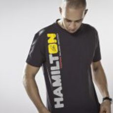 Lewis Hamilton con su camiseta personalizada de McLaren