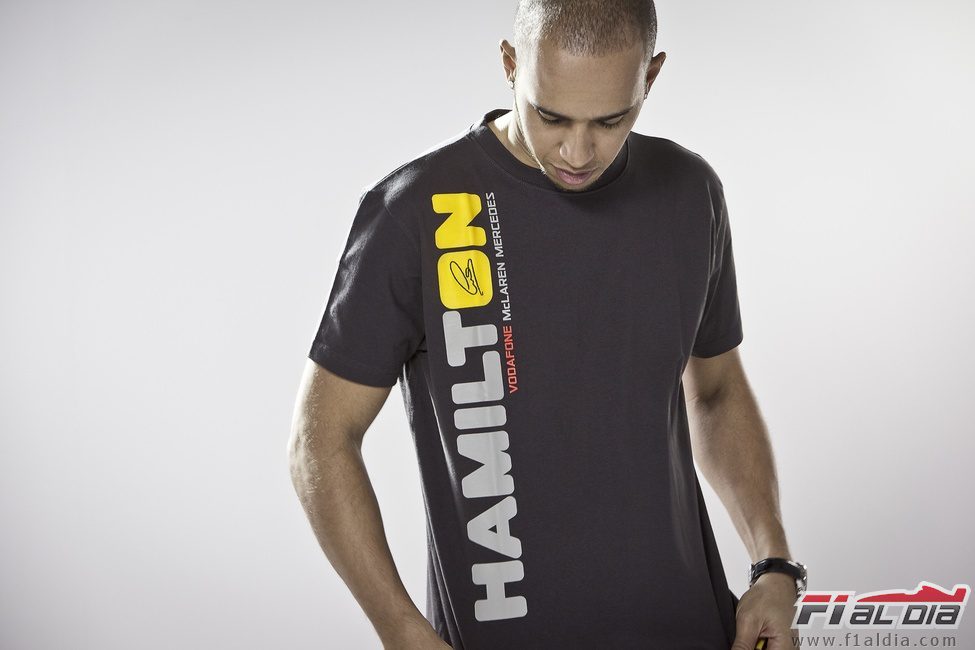 Lewis Hamilton con su camiseta personalizada de McLaren