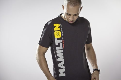 Lewis Hamilton con su camiseta personalizada de McLaren