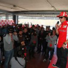 Fernando Alonso coge el micrófono ante la prensa española