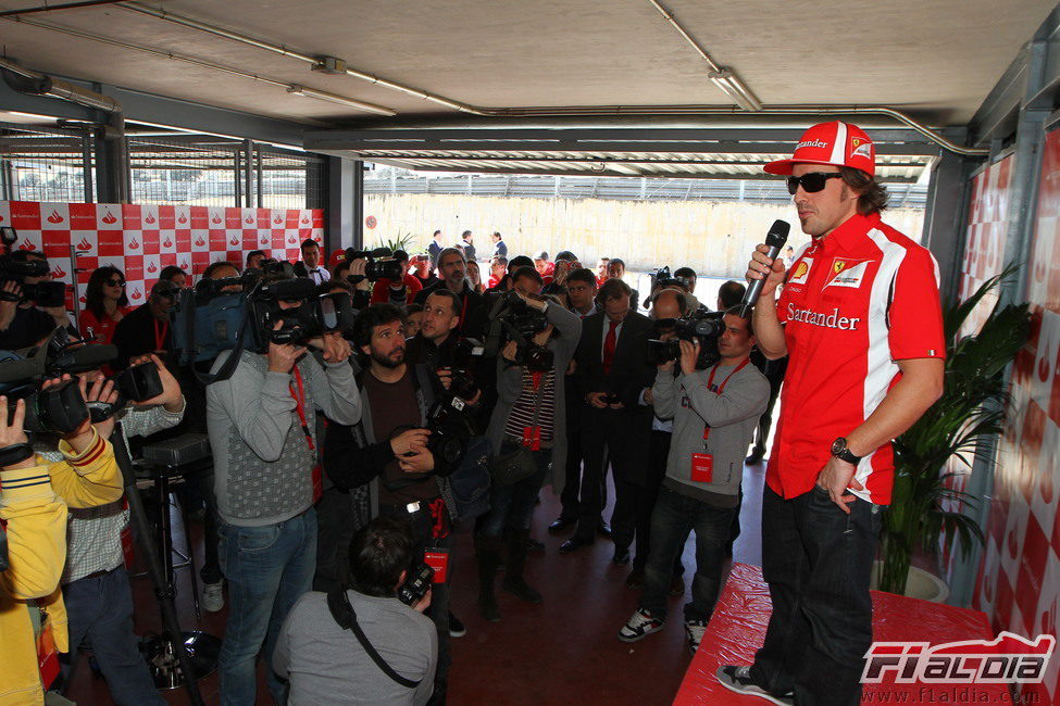 Fernando Alonso coge el micrófono ante la prensa española