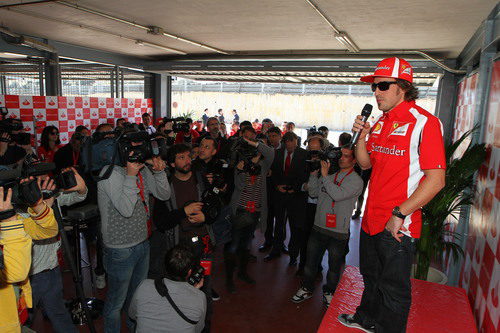 Fernando Alonso coge el micrófono ante la prensa española