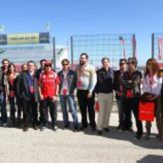 Foto de Fernando Alonso con la prensa española