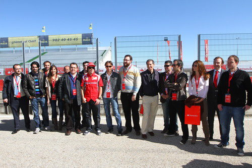 Foto de Fernando Alonso con la prensa española