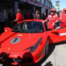 Fernando Alonso con el Ferrari 458 Italia en el Jarama