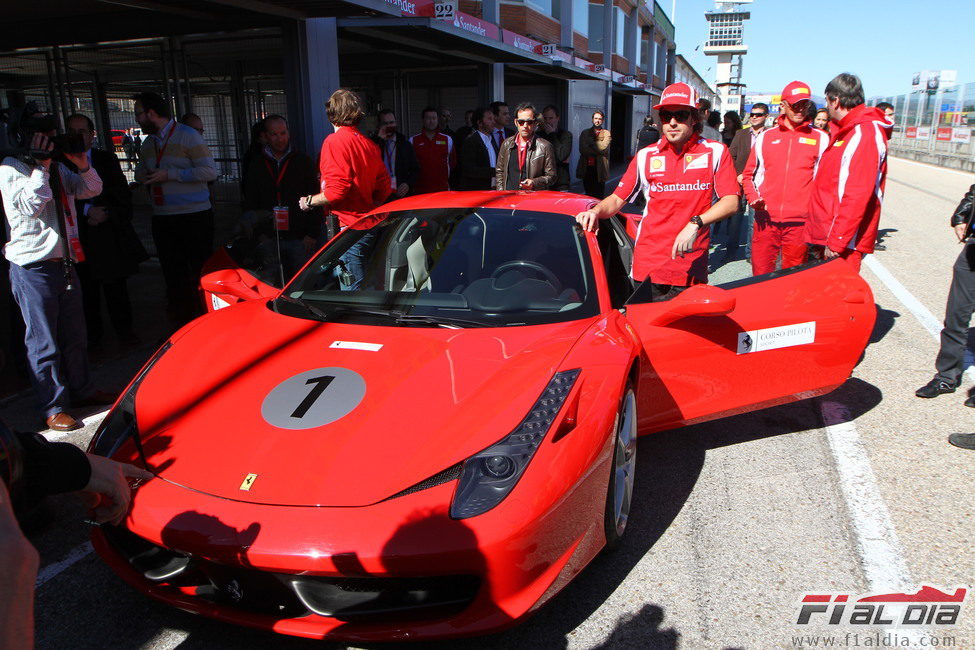 Fernando Alonso con el Ferrari 458 Italia en el Jarama