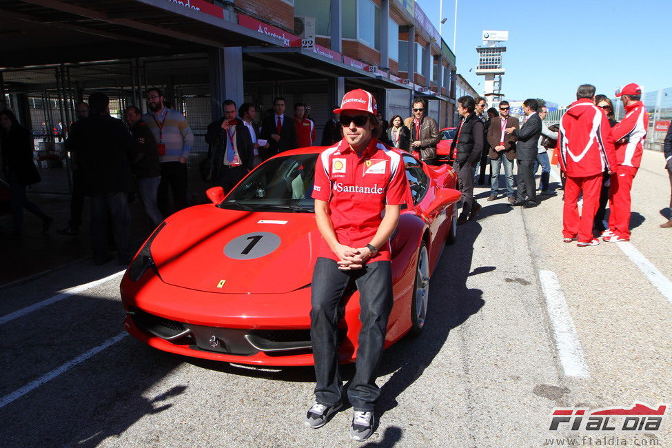 Alonso junto al Ferrari 458 Italia en el Jarama