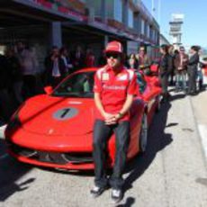 Alonso junto al Ferrari 458 Italia en el Jarama