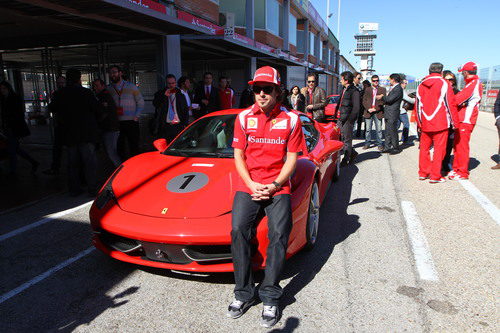 Alonso junto al Ferrari 458 Italia en el Jarama