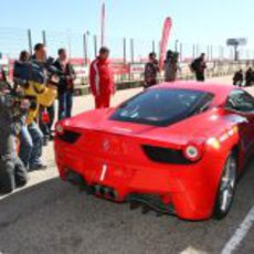 Fernando Alonso a pista con el Ferrari 458 Italia