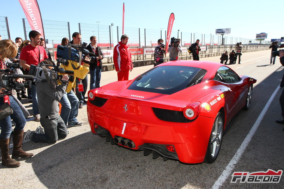 Fernando Alonso a pista con el Ferrari 458 Italia