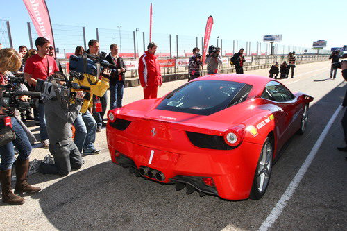 Fernando Alonso a pista con el Ferrari 458 Italia