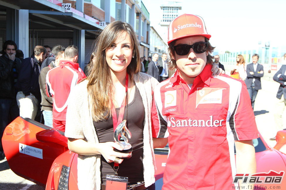 Alonso posa junto a una reportera en el Jarama