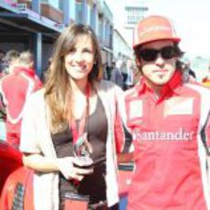 Alonso posa junto a una reportera en el Jarama