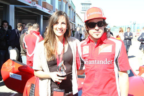 Alonso posa junto a una reportera en el Jarama