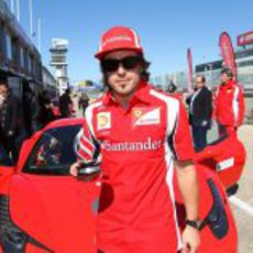 Fernando Alonso con un pequeño trofeo en Madrid