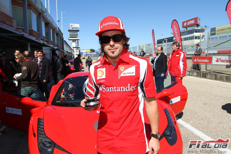 Fernando Alonso con un pequeño trofeo en Madrid