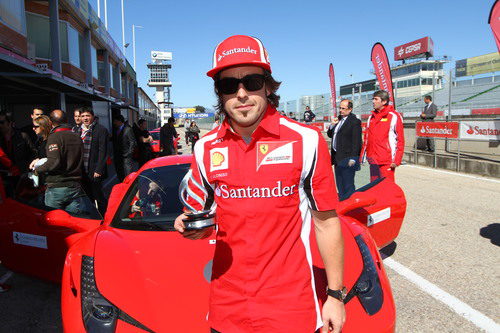 Fernando Alonso con un pequeño trofeo en Madrid