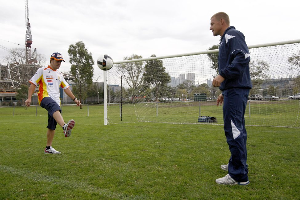 Alonso juega un poco con Allsopp