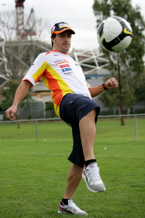 Alonso se divierte con la pelota