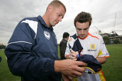 Alonso le firma una gorra a Allsopp