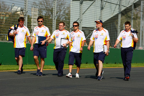 Alonso pasea por el circuito de Australia