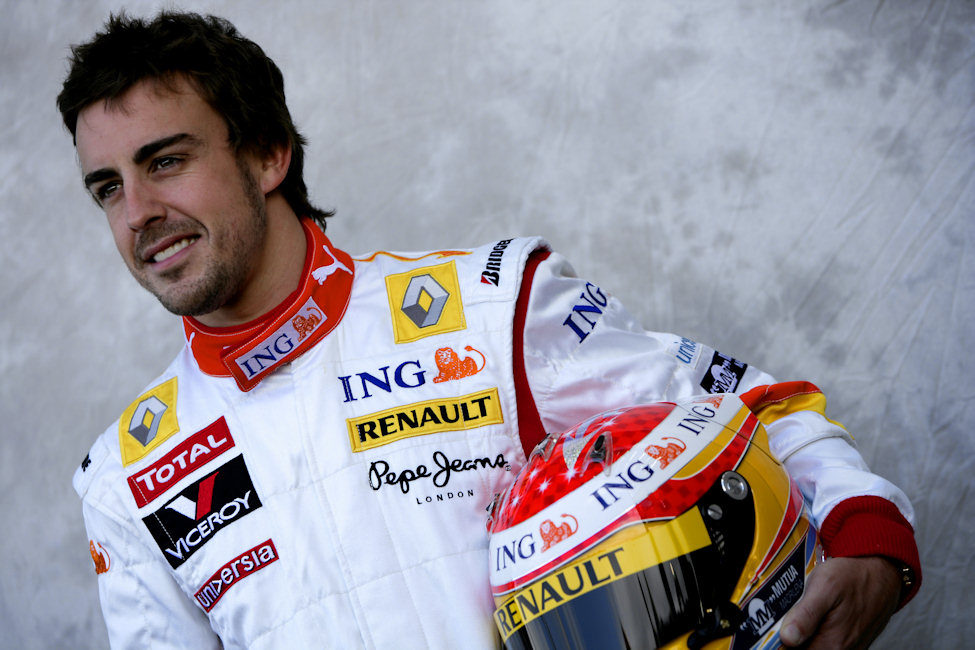 Alonso posa con el casco