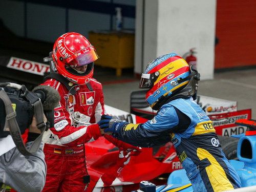 Schumacher y Alonso se felicitan tras el GP de San Marino 2005