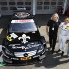 Thomas Sabo, Nico Rosberg y Gary Paffett junto al Mercedes de DTM