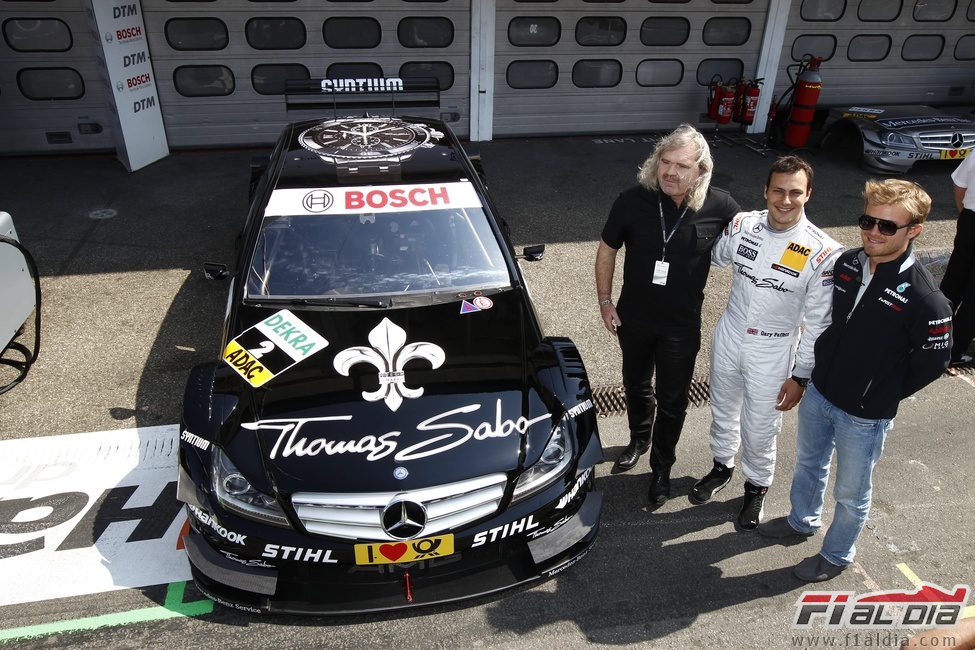 Thomas Sabo, Nico Rosberg y Gary Paffett junto al Mercedes de DTM