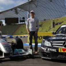 Nico Rosberg junto a los Mecedes de F1 y DTM