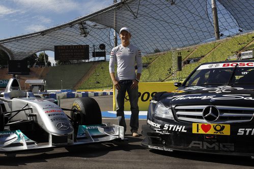 Nico Rosberg junto a los Mecedes de F1 y DTM