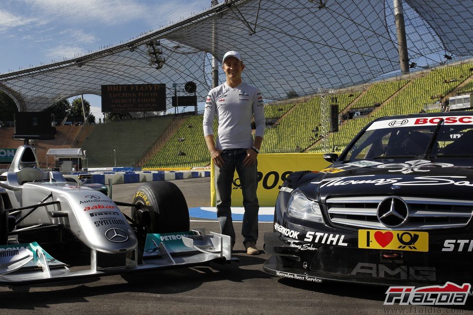 Nico Rosberg junto a los Mecedes de F1 y DTM