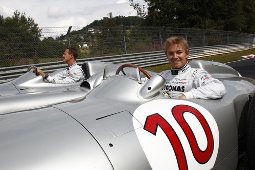 Nico Rosberg y Michael Schumacher subidos en monoplazas clásicos de Mercedes