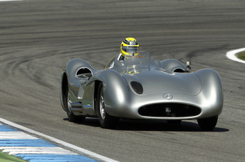 Nico Rosberg probando una de las clásicas flechas de plata