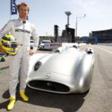 Nico Rosberg posa delante del Mercedes W196