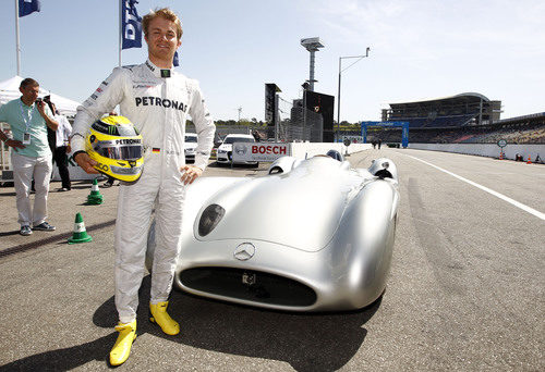 Nico Rosberg posa delante del Mercedes W196