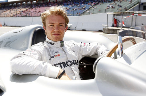 Nico Rosberg posa sentado en un monoplaza clásico de Mercedes