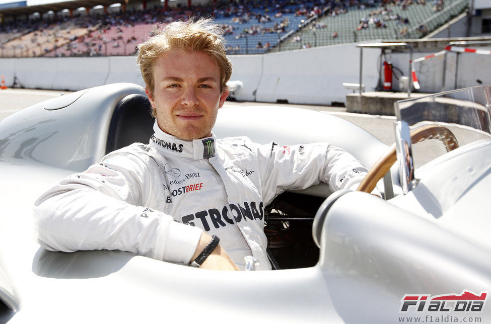 Nico Rosberg posa sentado en un monoplaza clásico de Mercedes