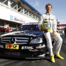 Nico Rosberg sentado sobre el Mercedes de DTM