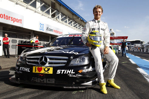 Nico Rosberg sentado sobre el Mercedes de DTM