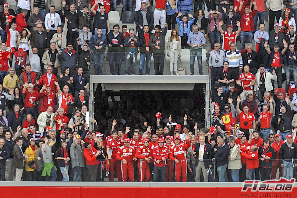 Los pilotos de Ferrari se sacan una foto con los fans