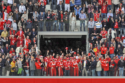 Los pilotos de Ferrari se sacan una foto con los fans