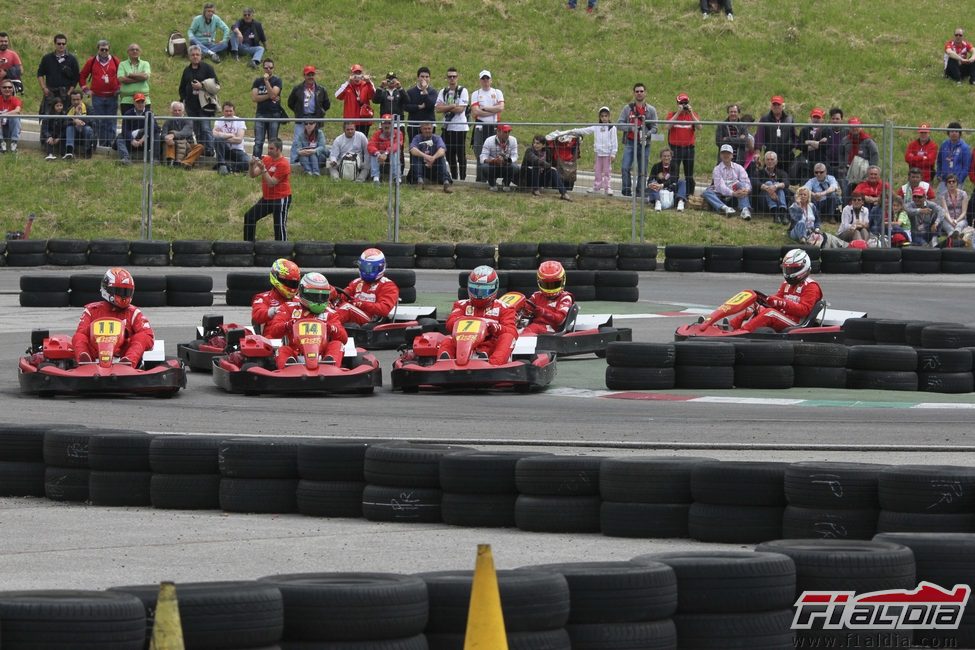 Los pilotos de la Scuderia compiten en la carrera de karts