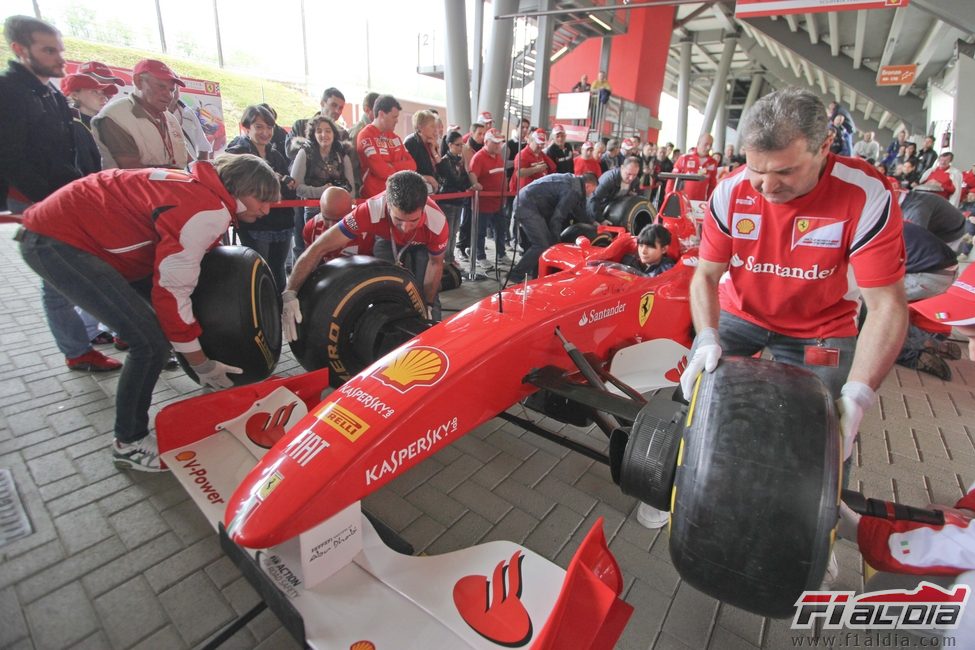 Los mecánicos cambian los neumáticos al coche de Maranello