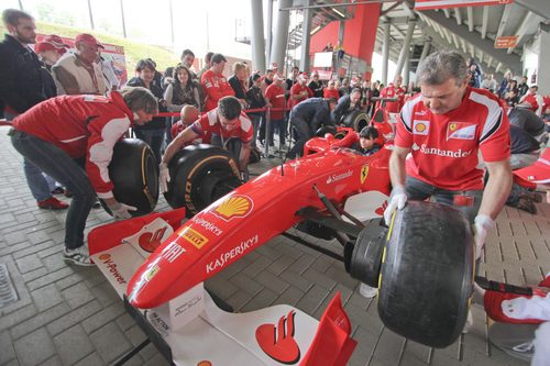 Los mecánicos cambian los neumáticos al coche de Maranello