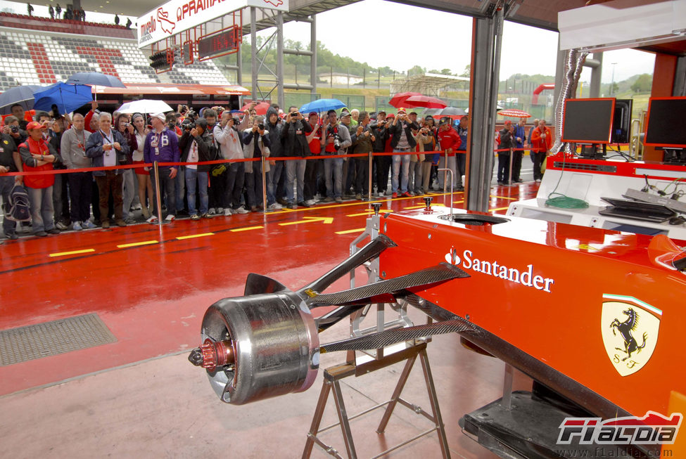 Los seguidores hacen fotos al 'box' del equipo Ferrari